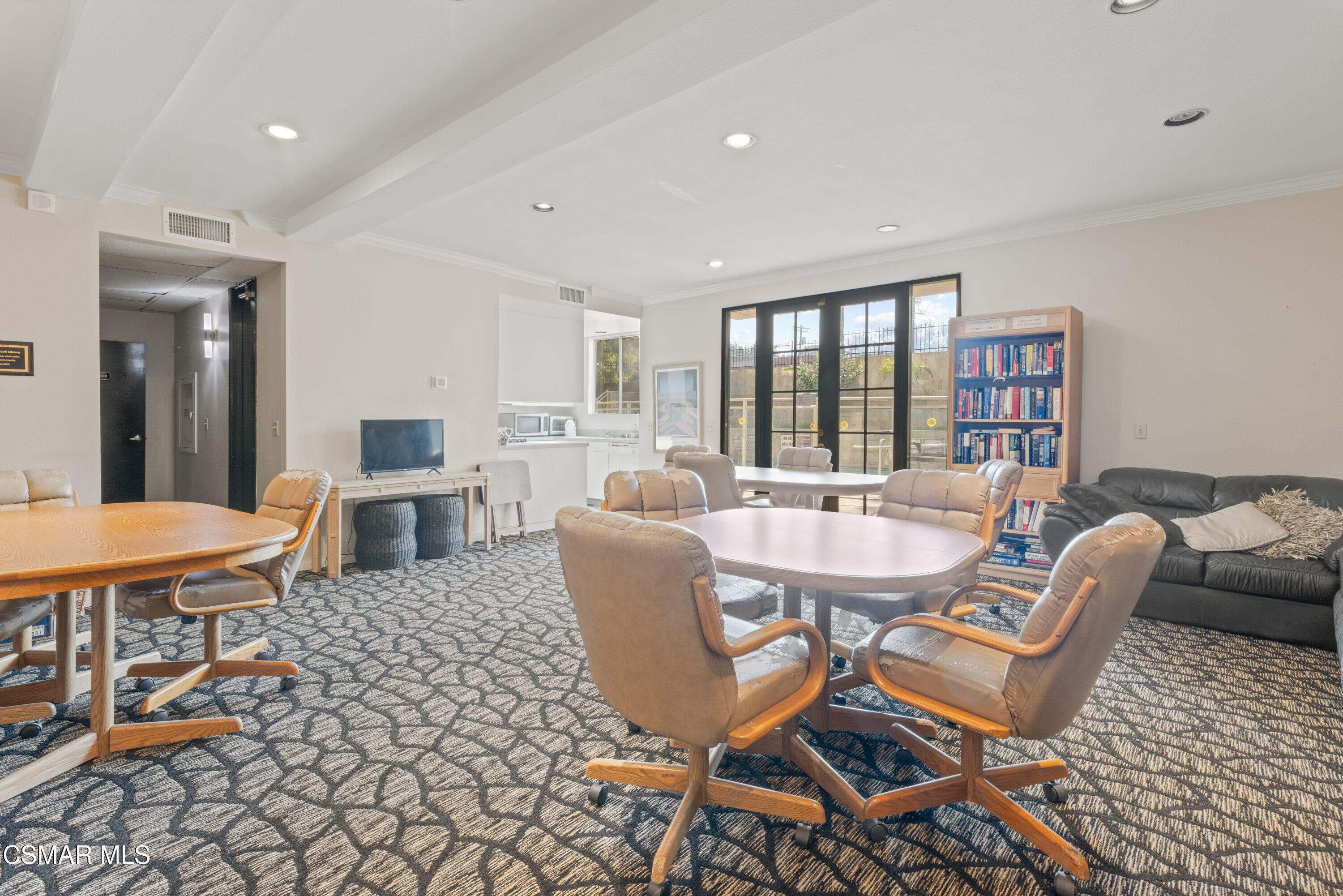 4949 Genesta Avenue, 412