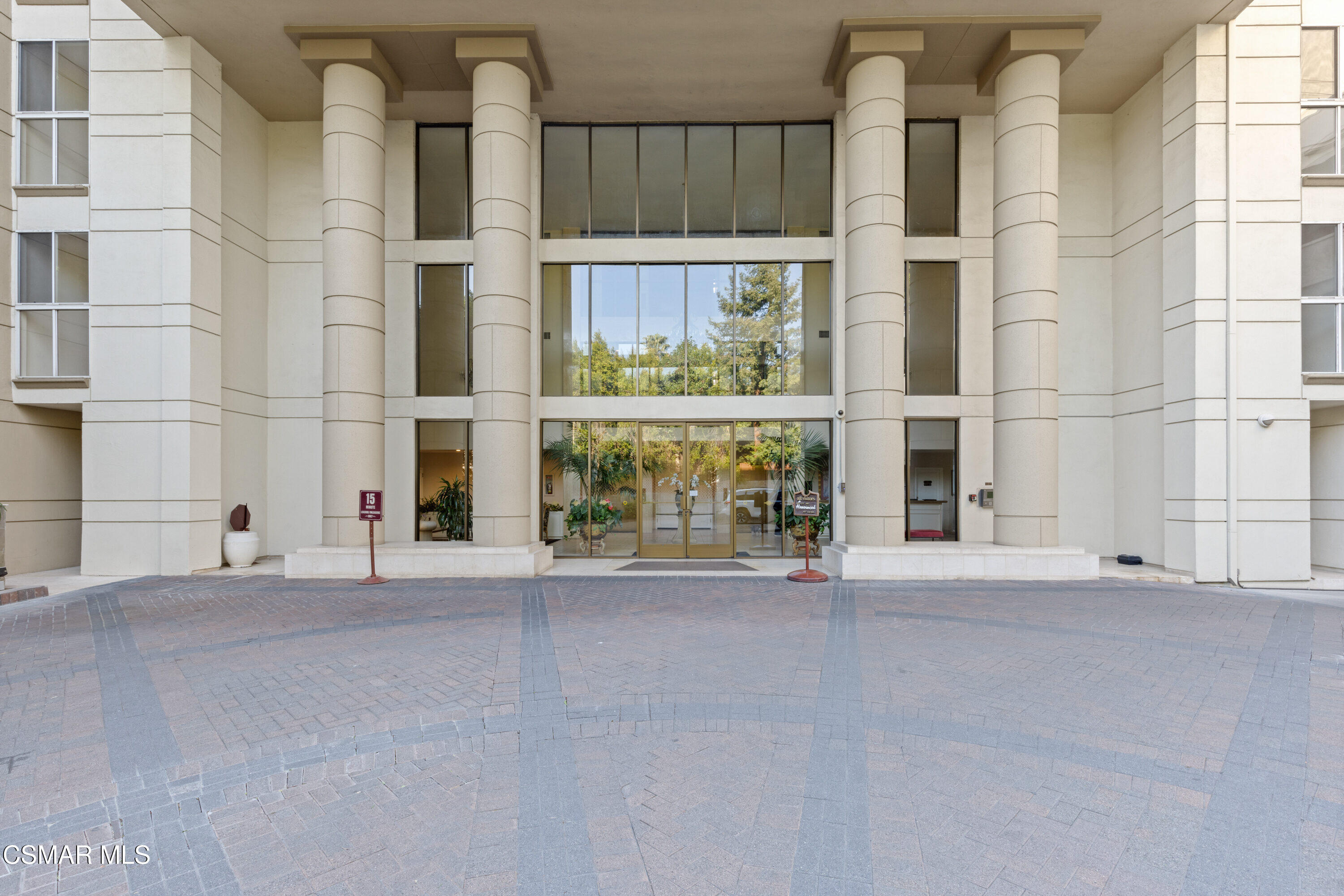 4949 Genesta Avenue, 412