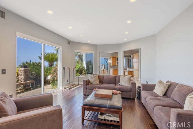 3229 Rambla Pacifico
