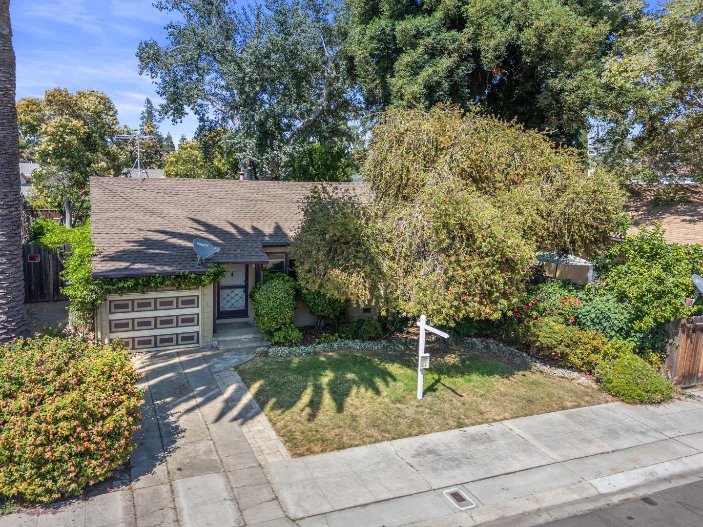 879 Dwight AVE