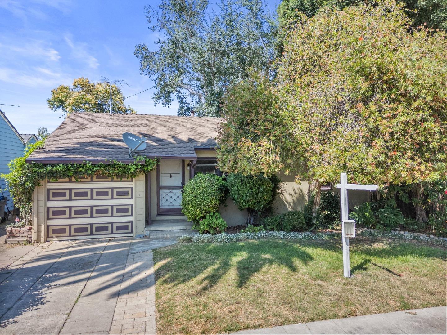 879 Dwight AVE