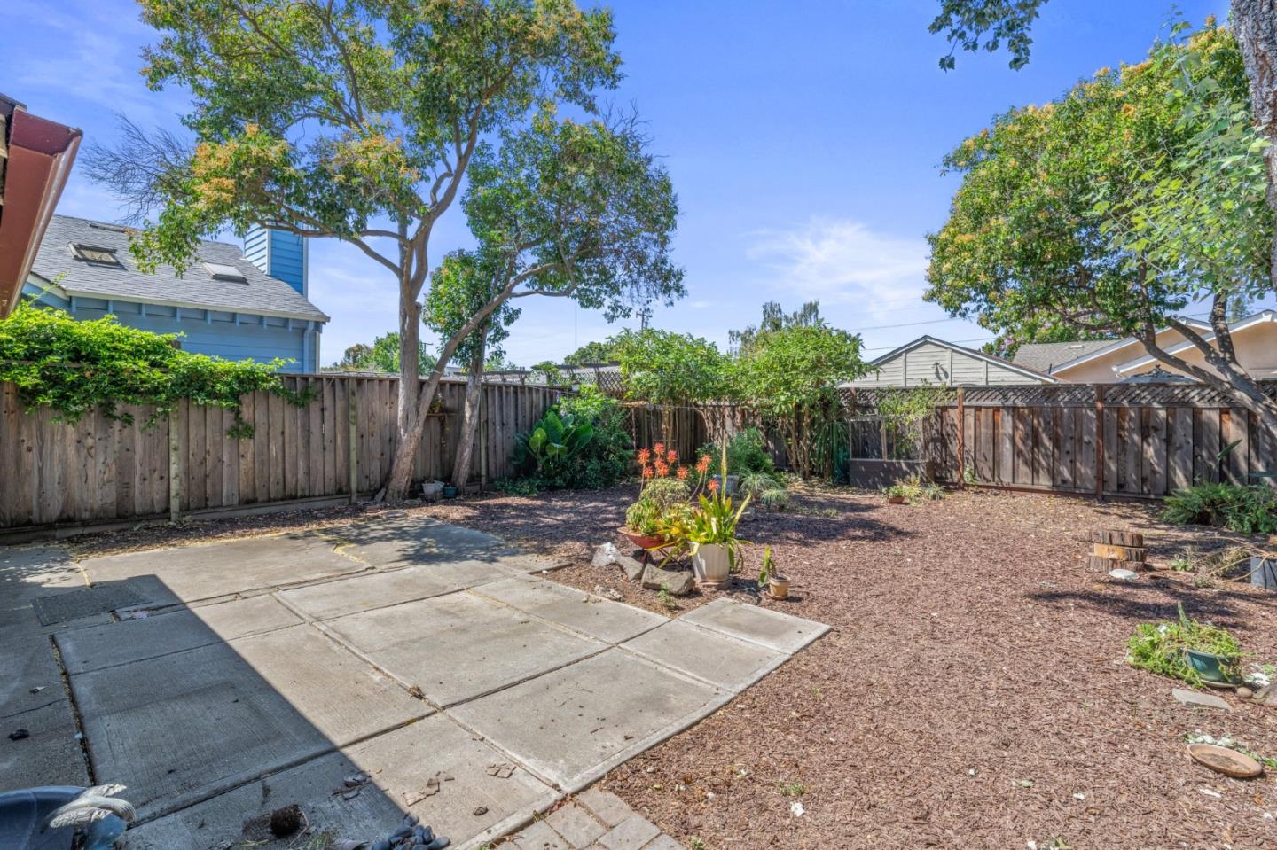 879 Dwight AVE