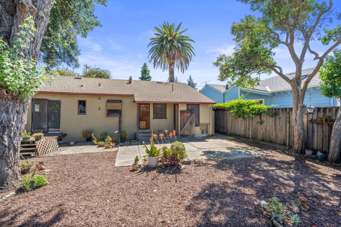 879 Dwight AVE