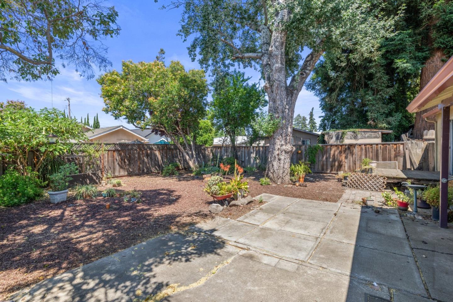 879 Dwight AVE