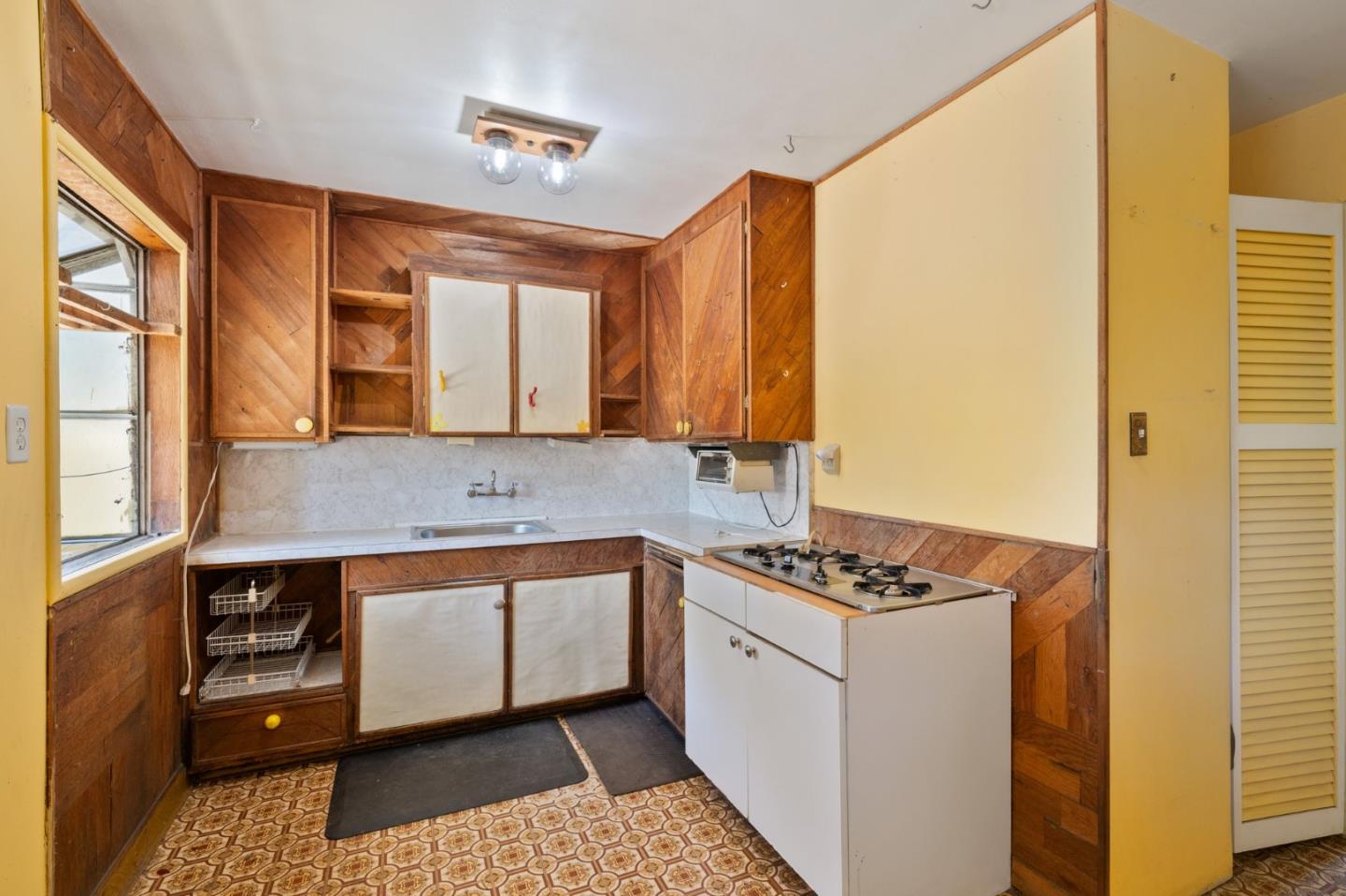 879 Dwight AVE