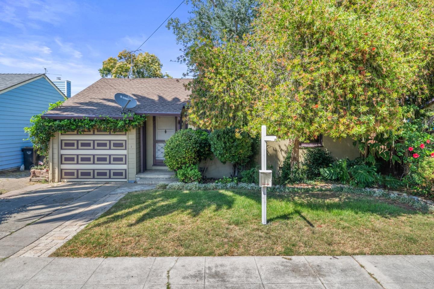 879 Dwight AVE