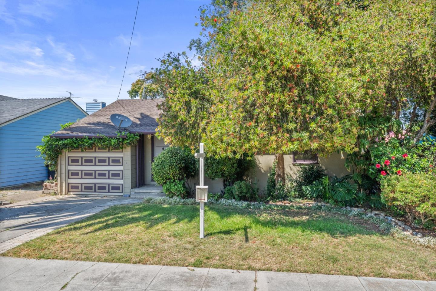879 Dwight AVE