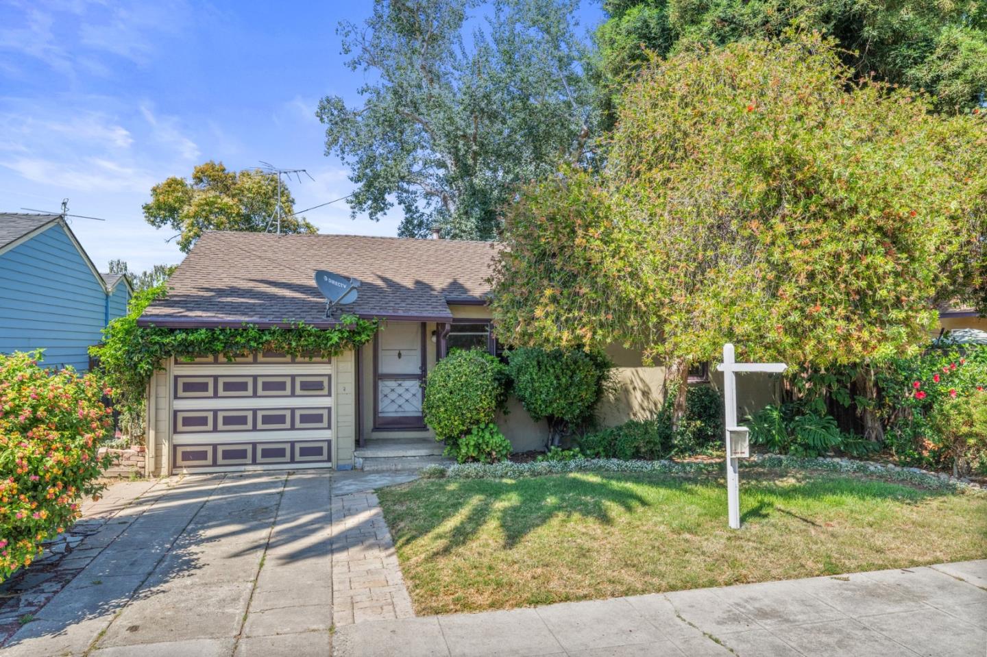 879 Dwight AVE