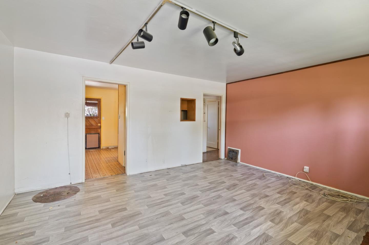 879 Dwight AVE