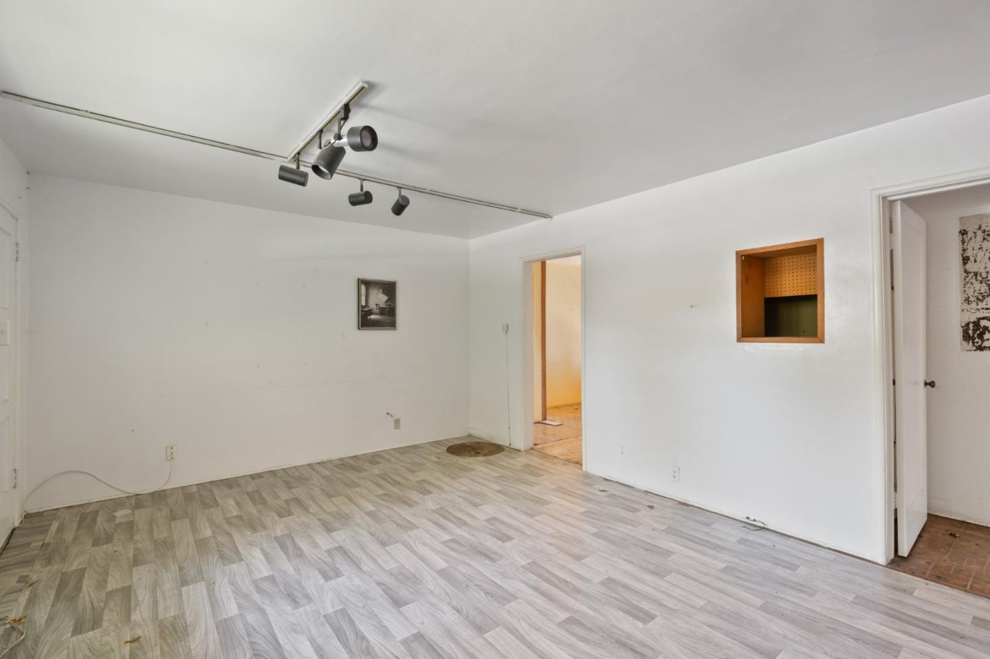 879 Dwight AVE