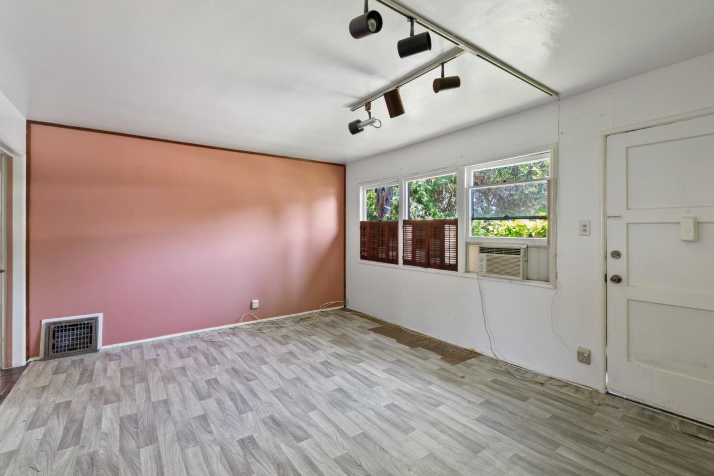 879 Dwight AVE