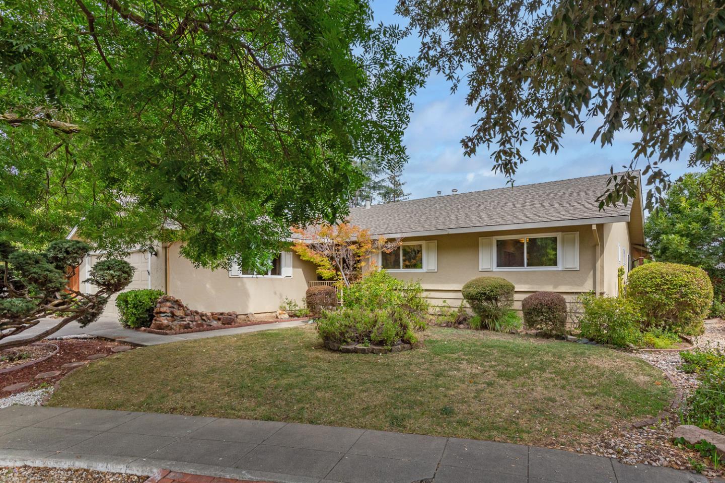 961 Edmonds WAY