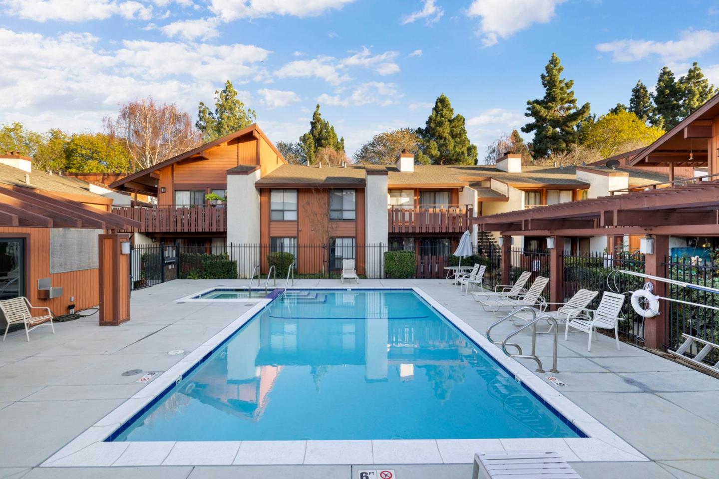 38616 COUNTRY Common