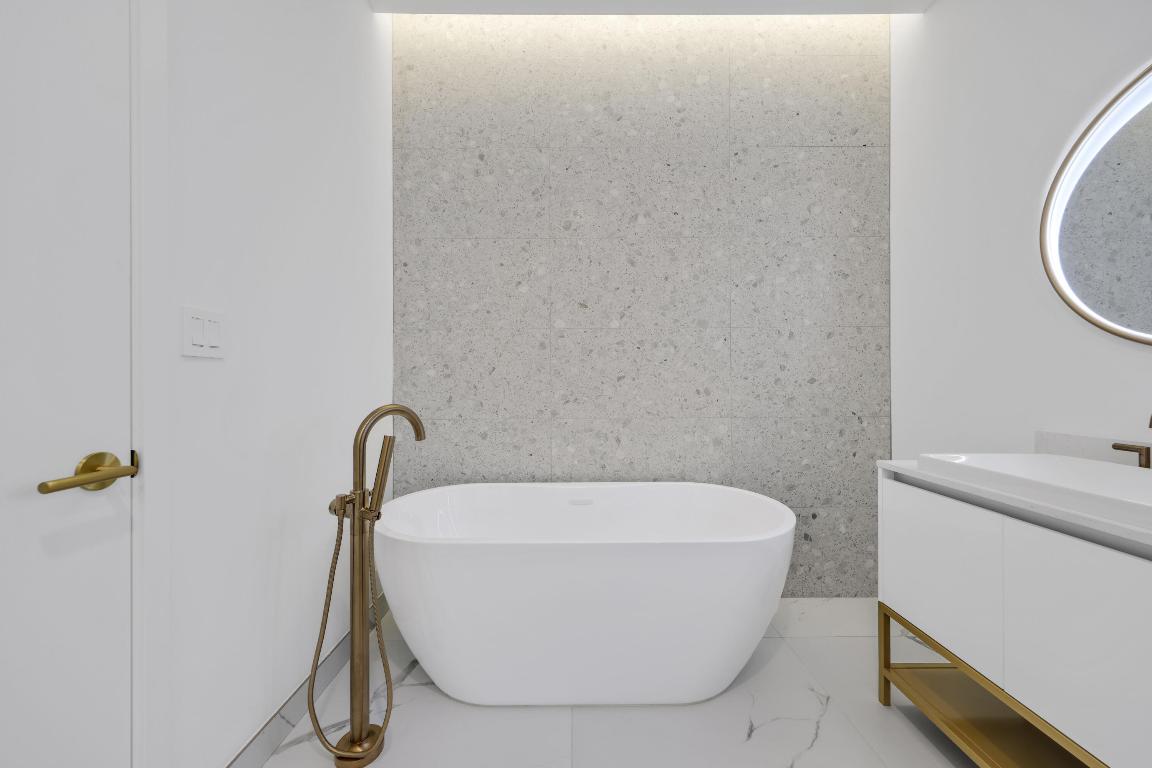 2655 S Bayshore Drive 902