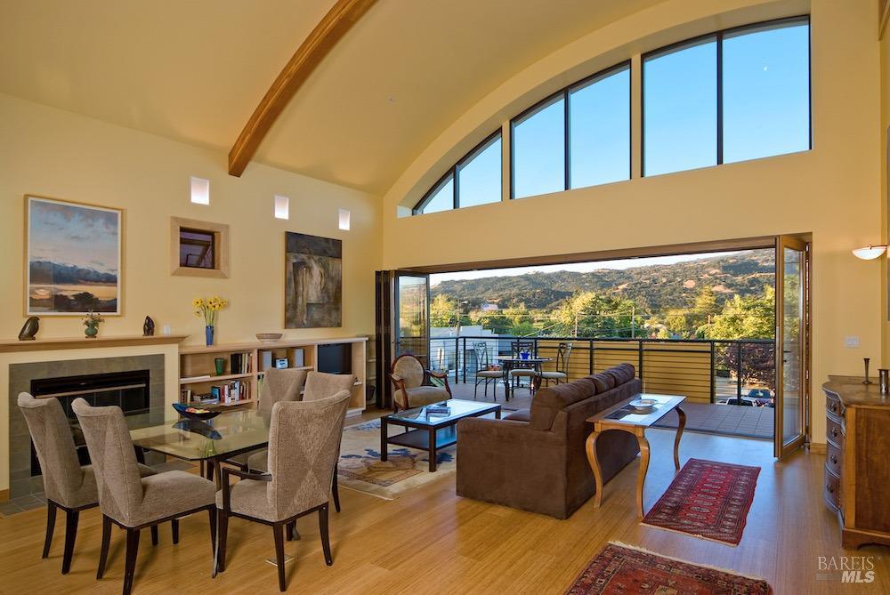 21015 Geyserville Ave