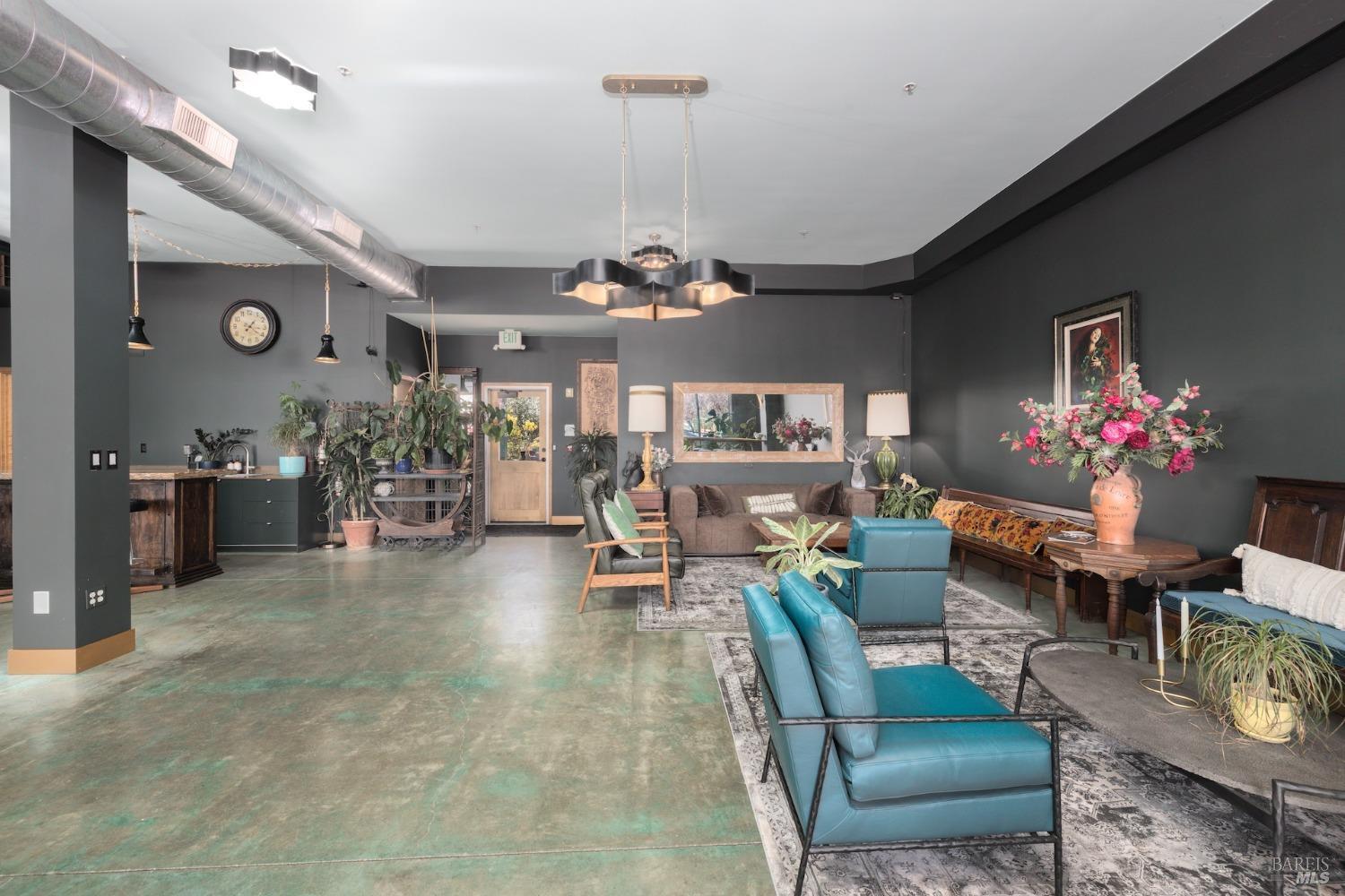 21015 Geyserville Ave