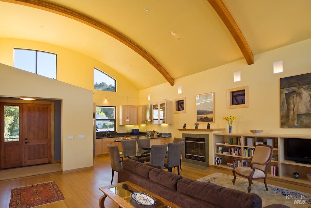 21015 Geyserville Ave