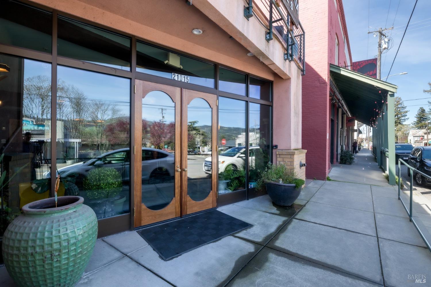 21015 Geyserville Ave