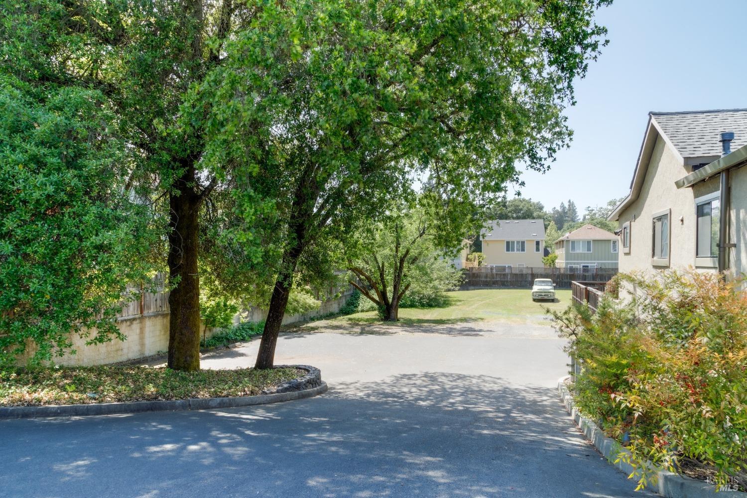 733-735 Healdsburg Ave