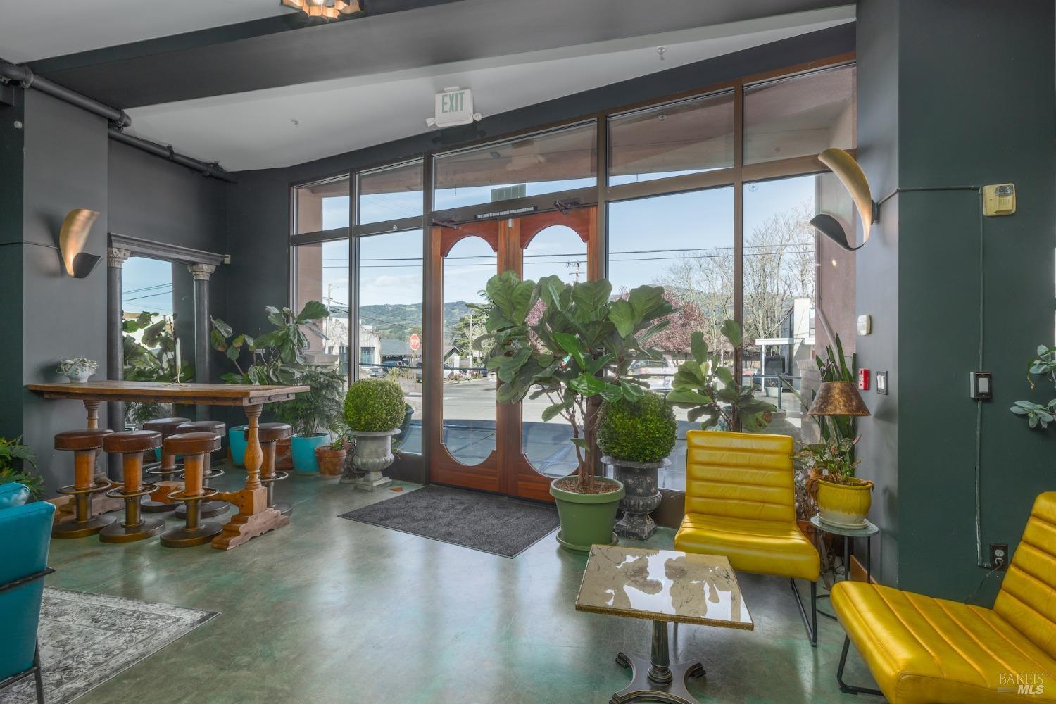 21015 Geyserville Ave