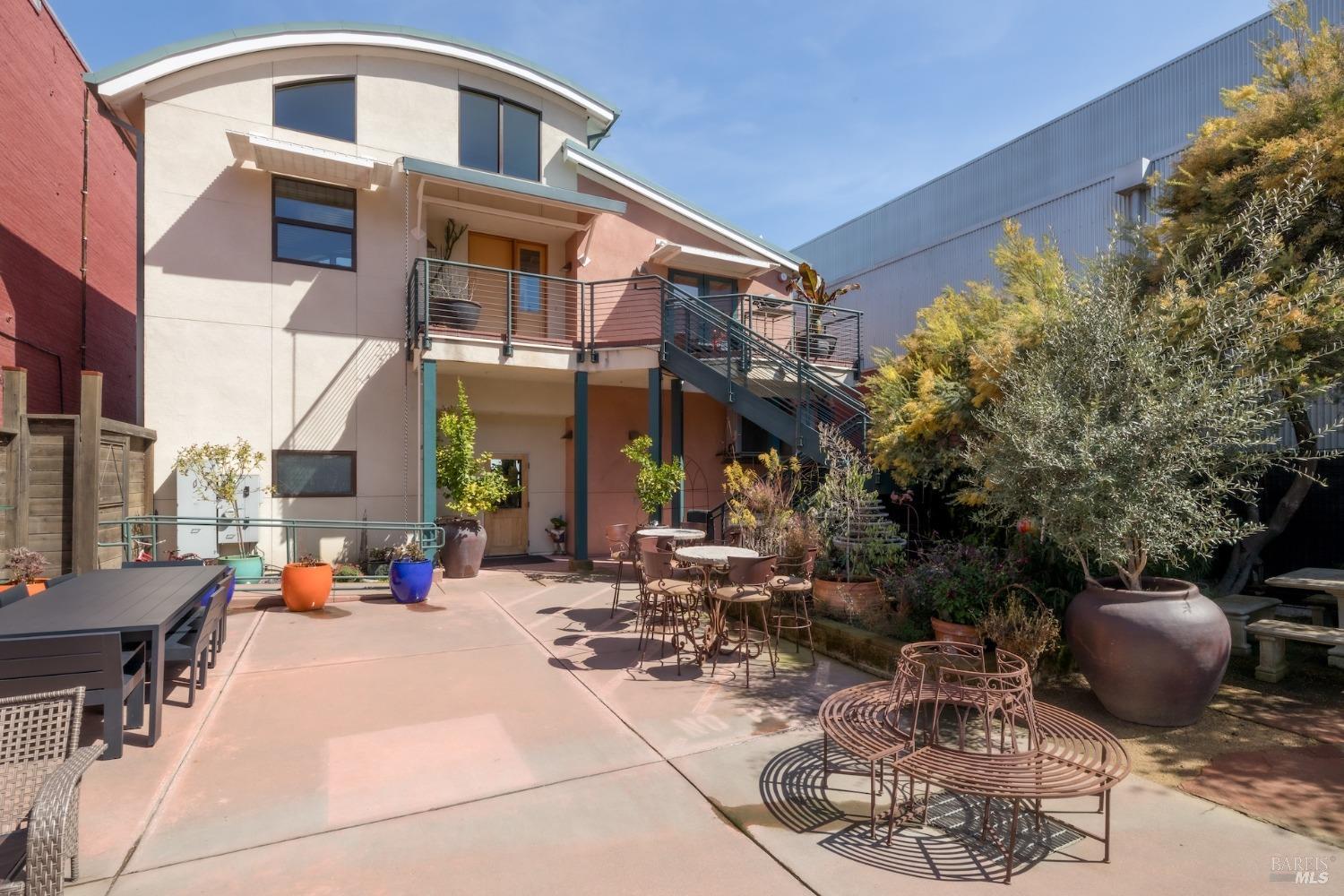 21015 Geyserville Ave