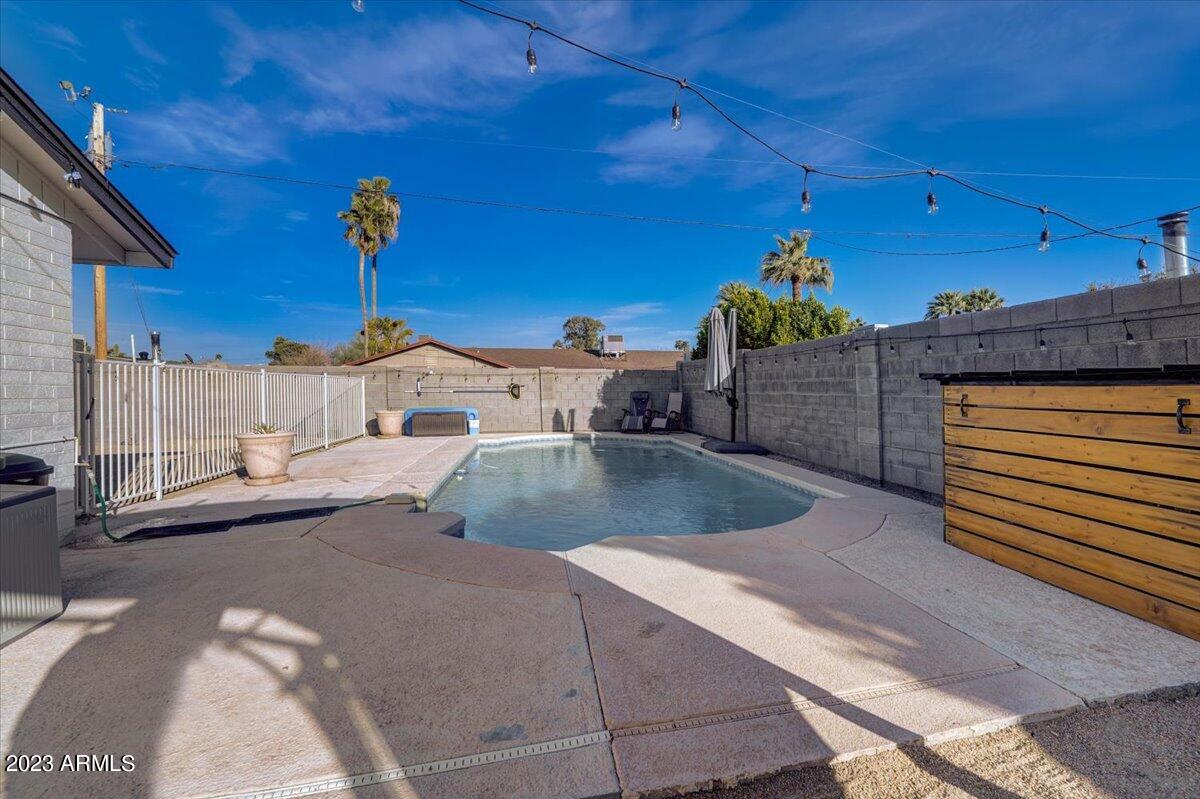 2865 E CINNABAR Avenue