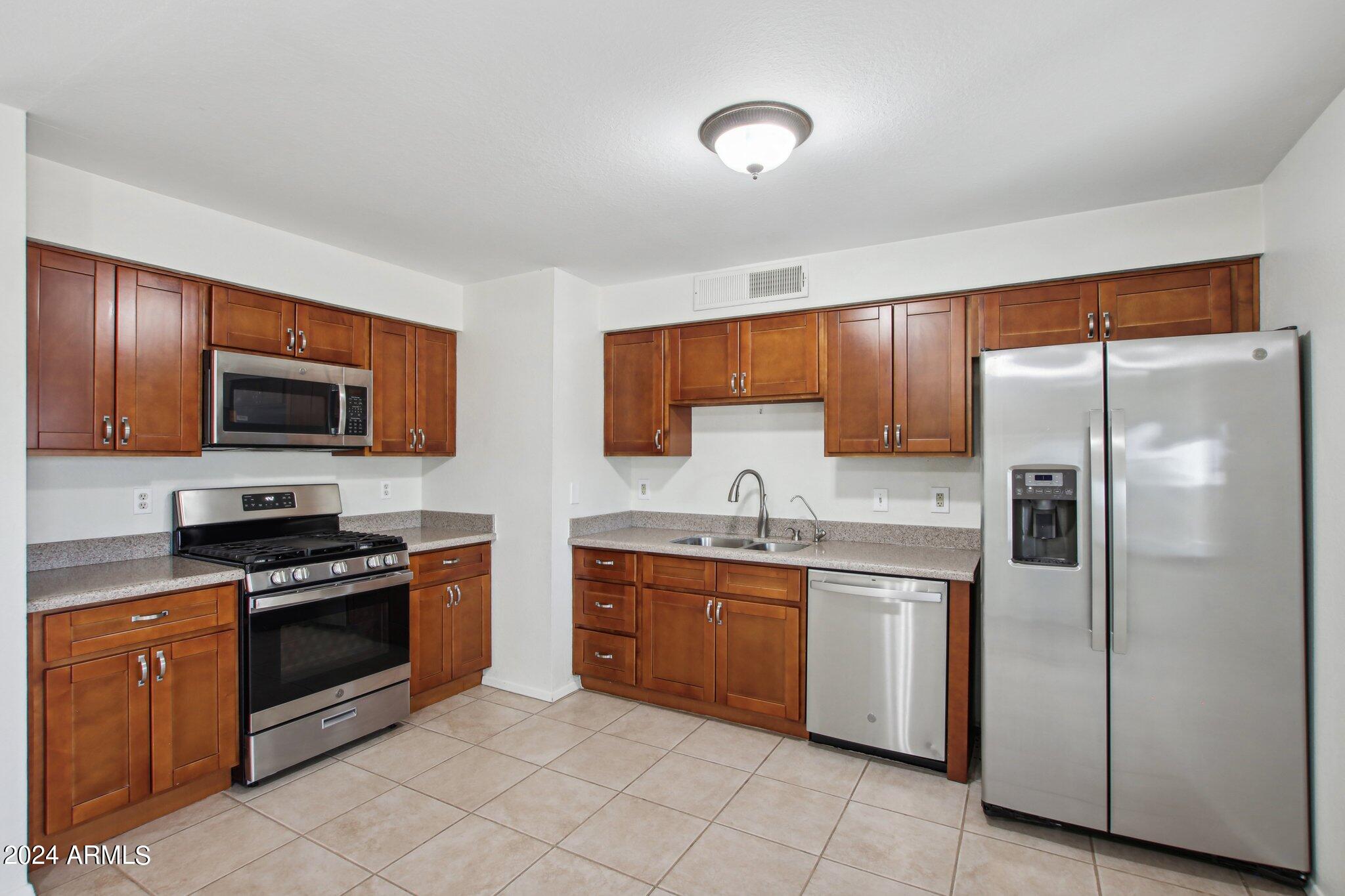 1811 W KERRY Lane