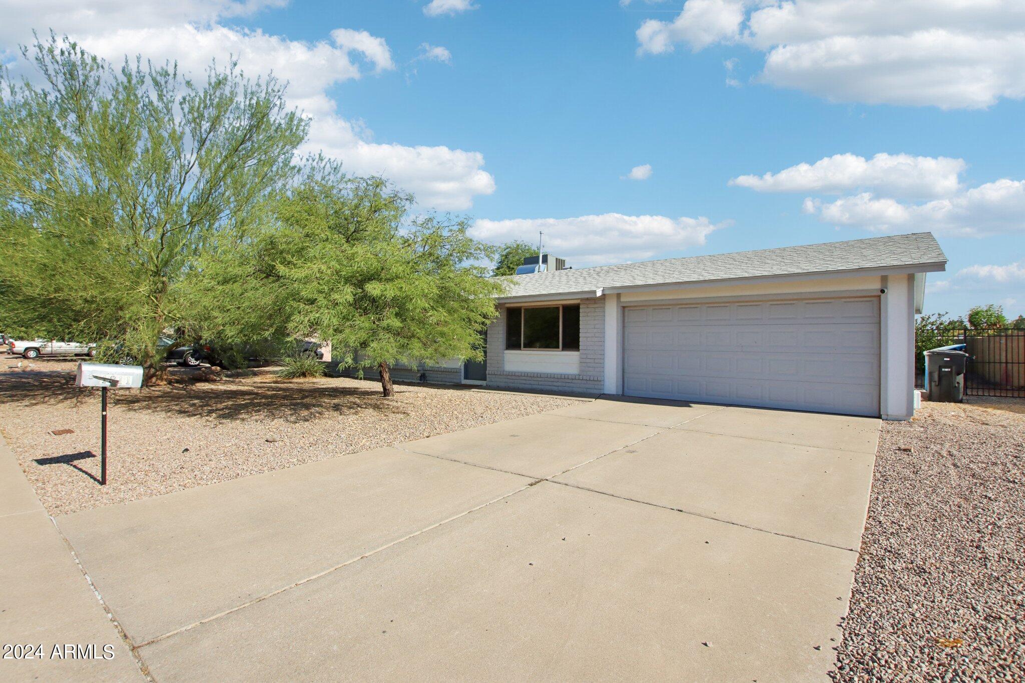 1811 W KERRY Lane