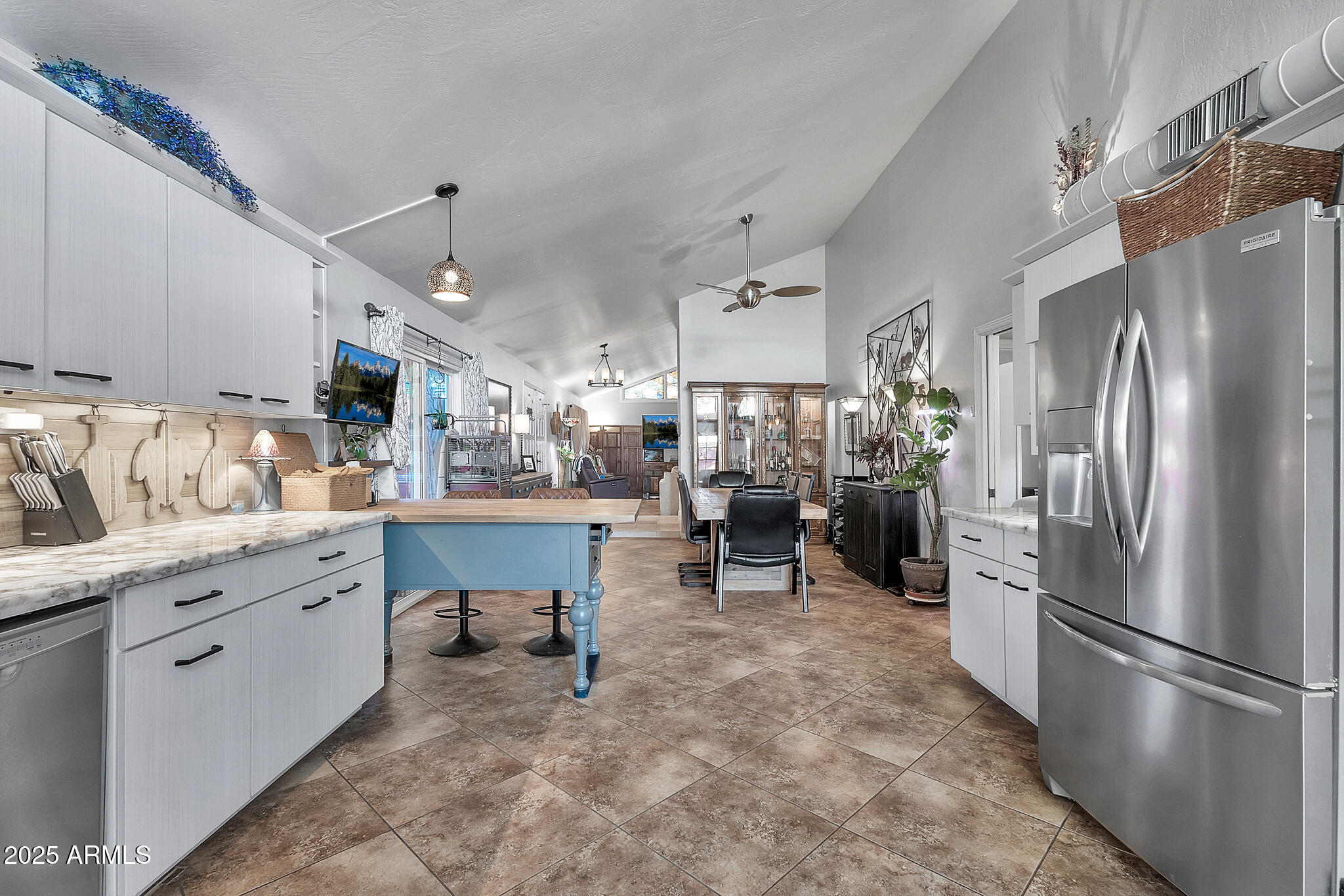 3044 W DESERT COVE Avenue