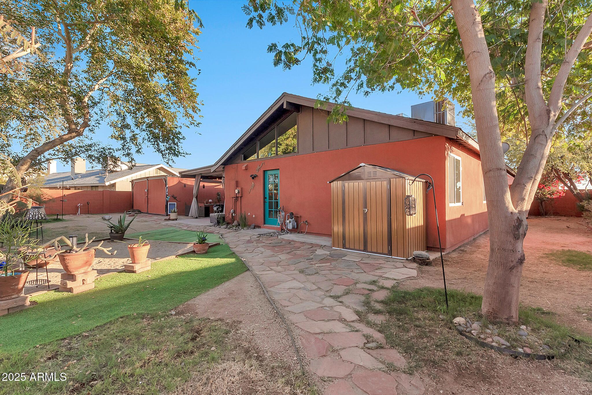 3044 W DESERT COVE Avenue