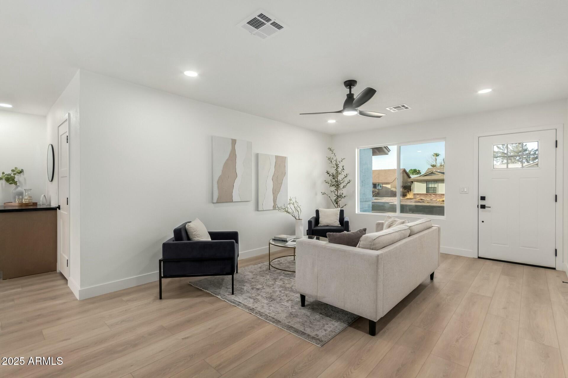 331 W STANFORD Avenue