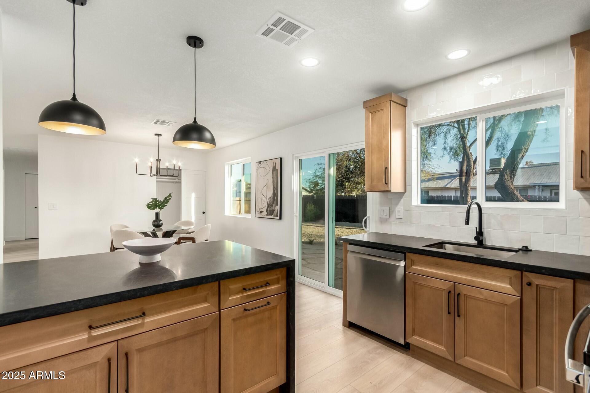 331 W STANFORD Avenue