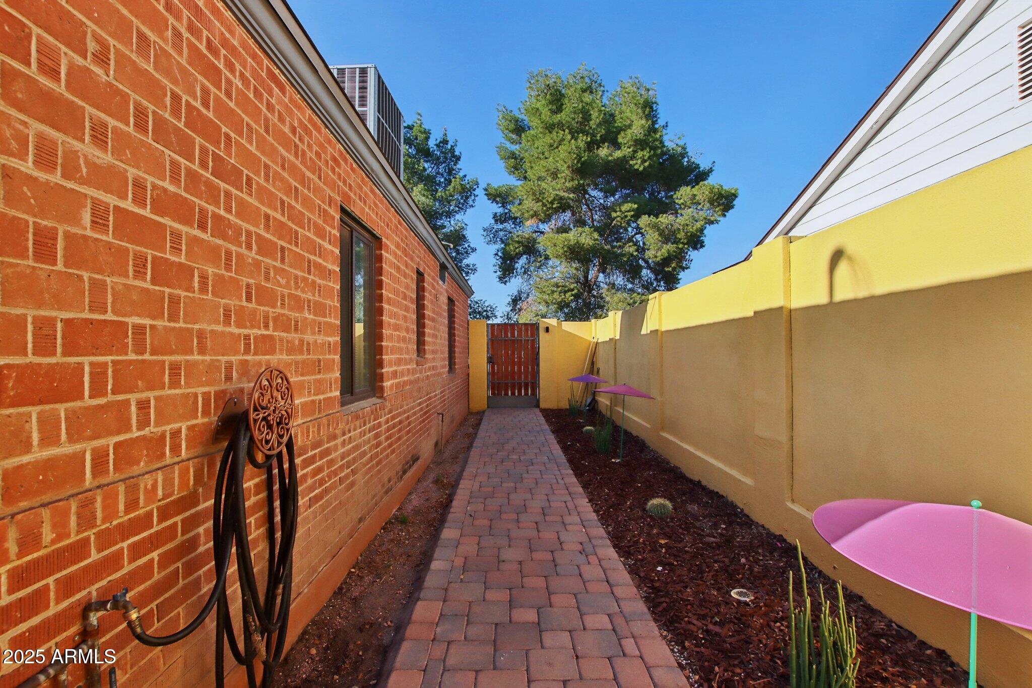 2511 E PINCHOT Avenue