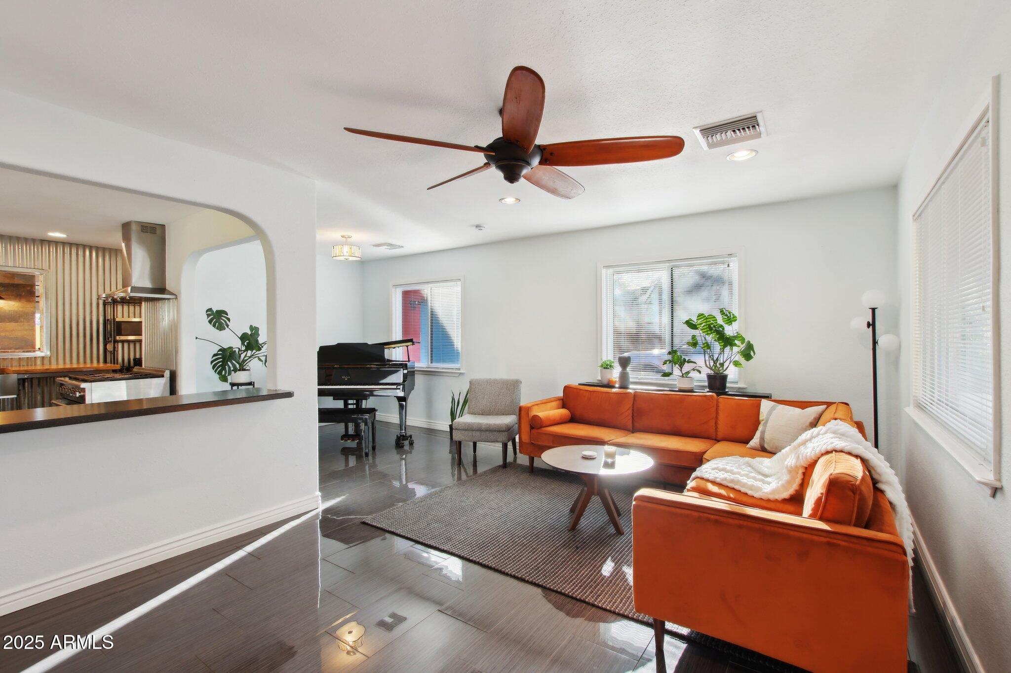 2511 E PINCHOT Avenue