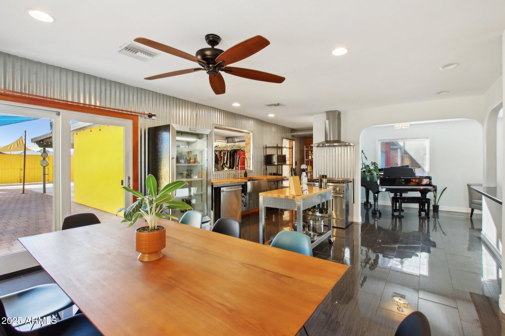 2511 E PINCHOT Avenue