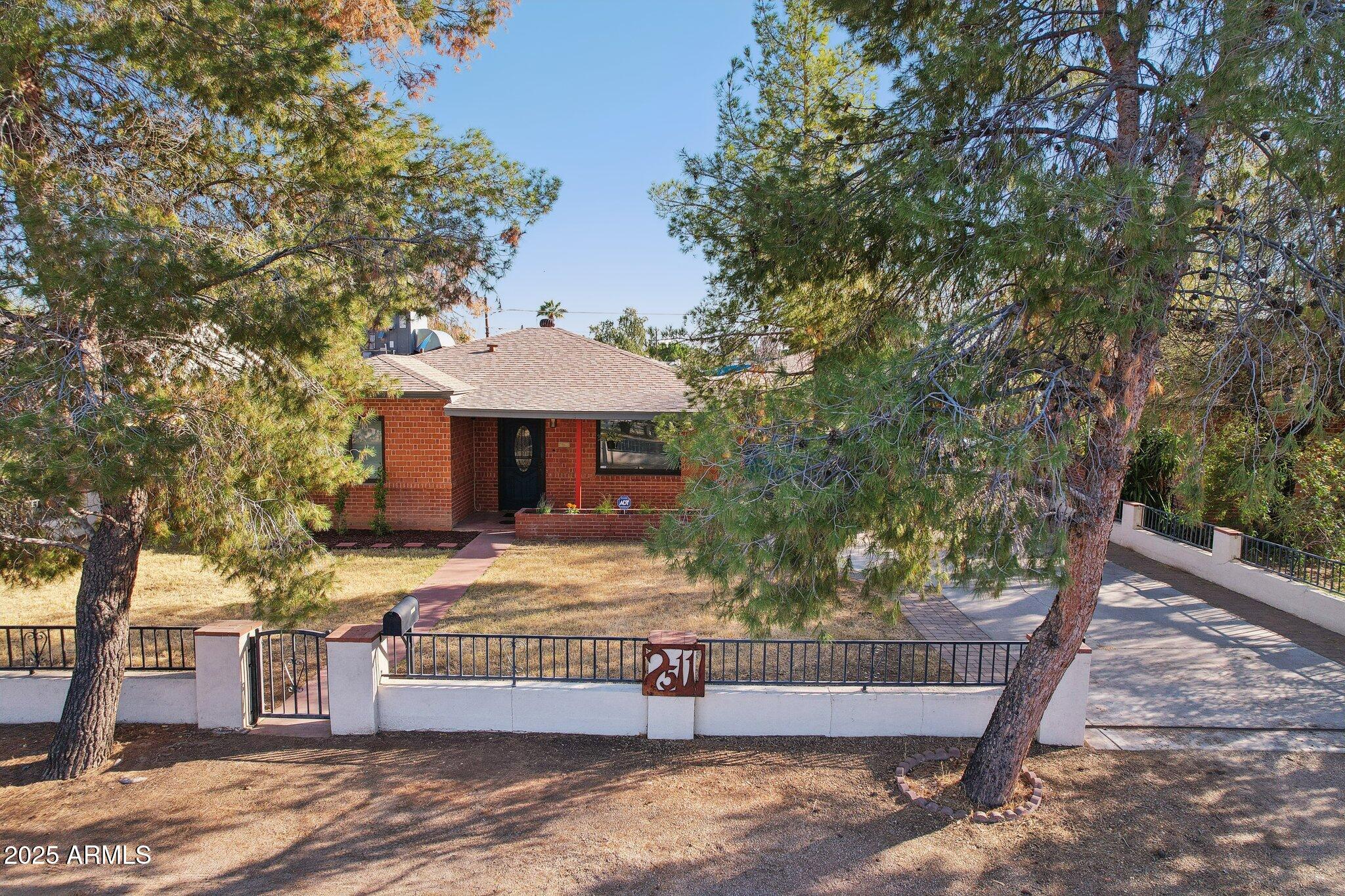 2511 E PINCHOT Avenue