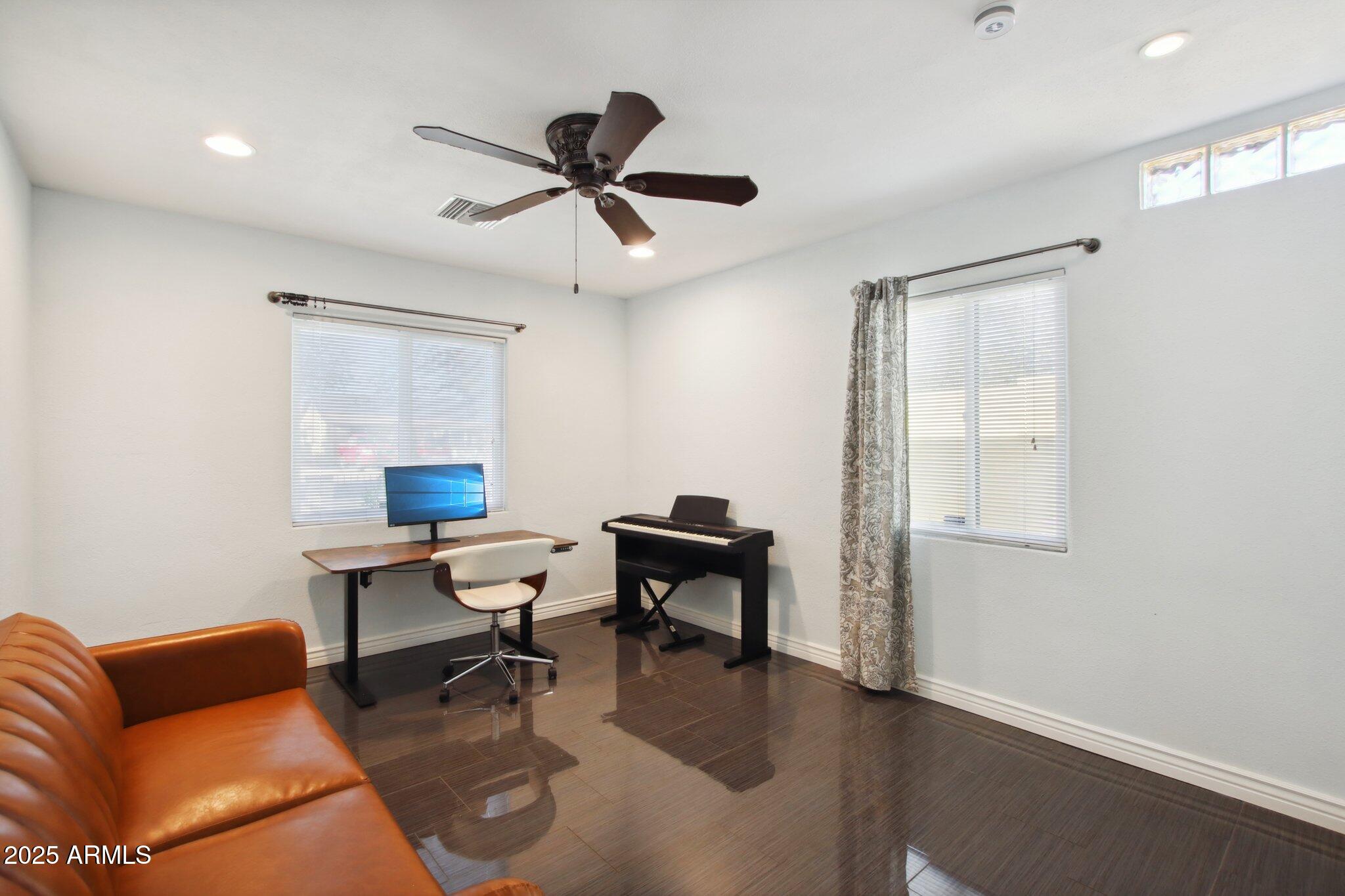 2511 E PINCHOT Avenue