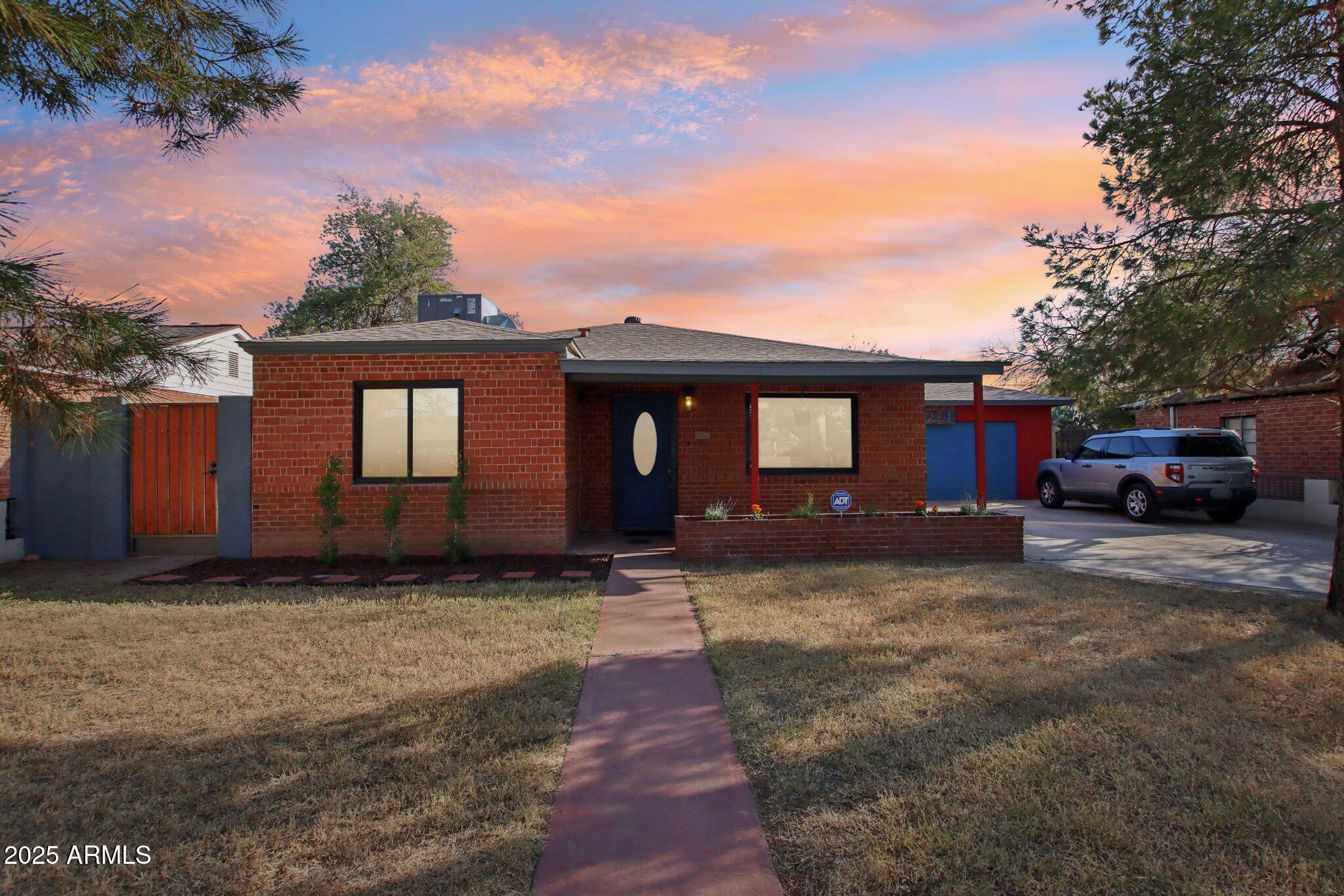 2511 E PINCHOT Avenue