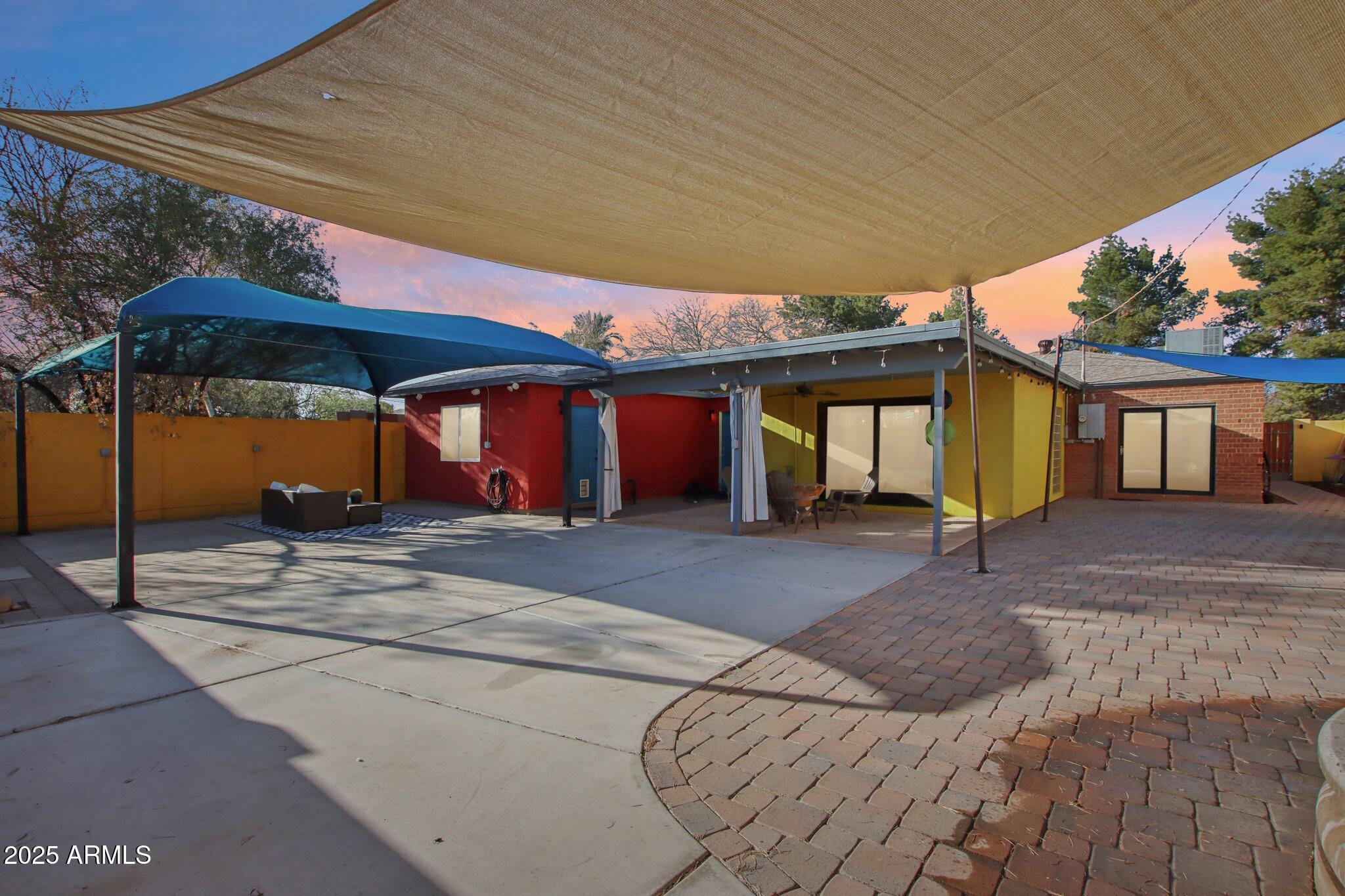 2511 E PINCHOT Avenue