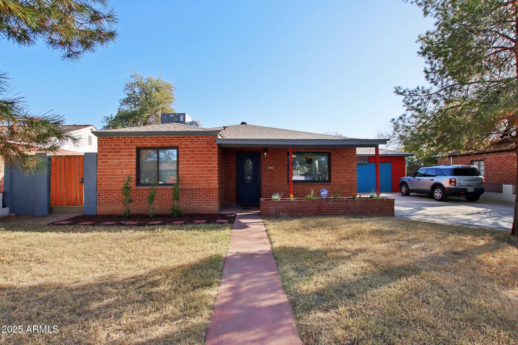 2511 E PINCHOT Avenue