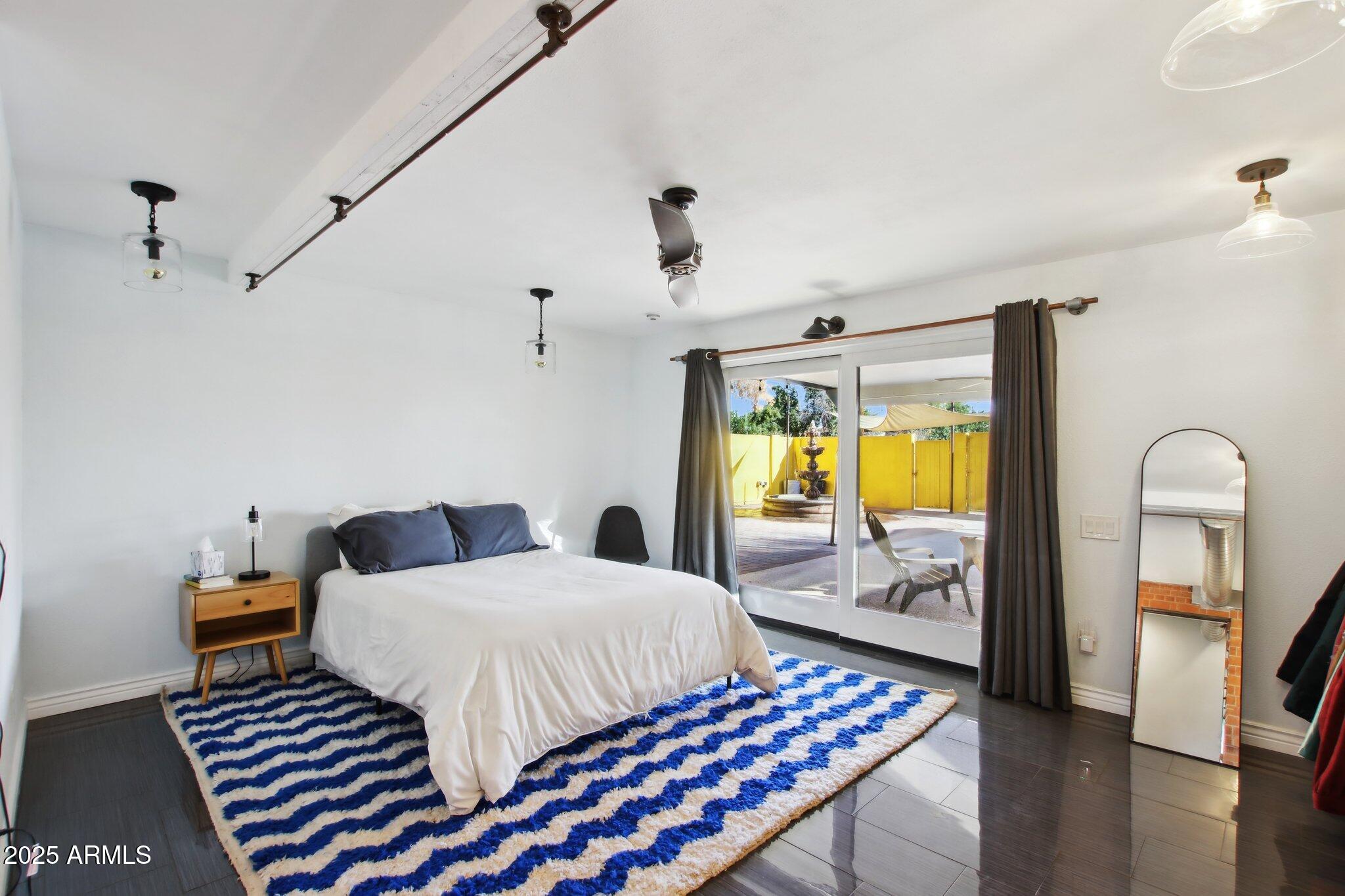 2511 E PINCHOT Avenue