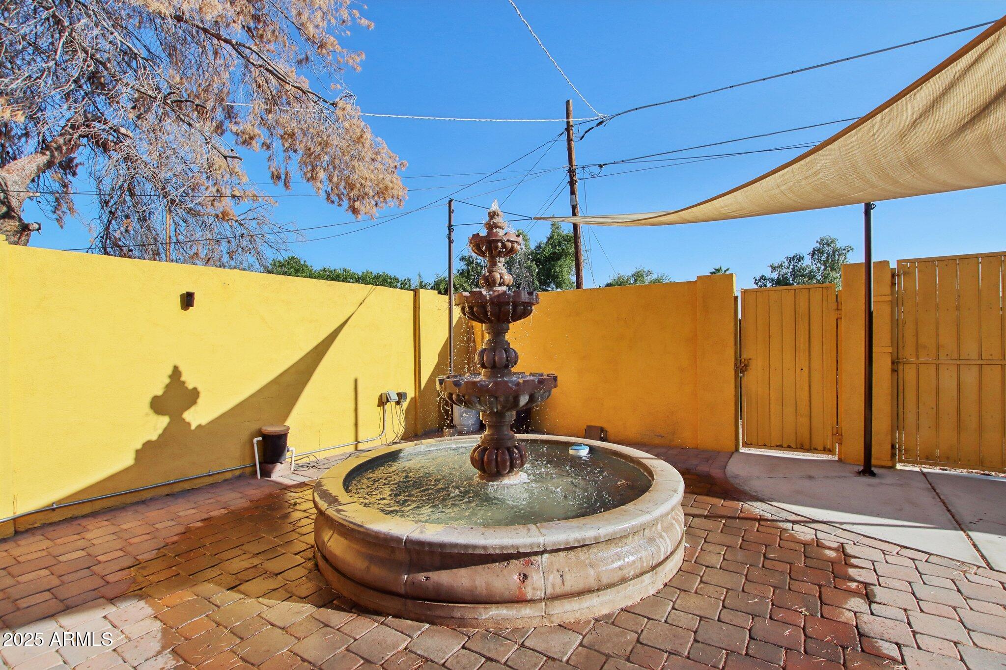 2511 E PINCHOT Avenue