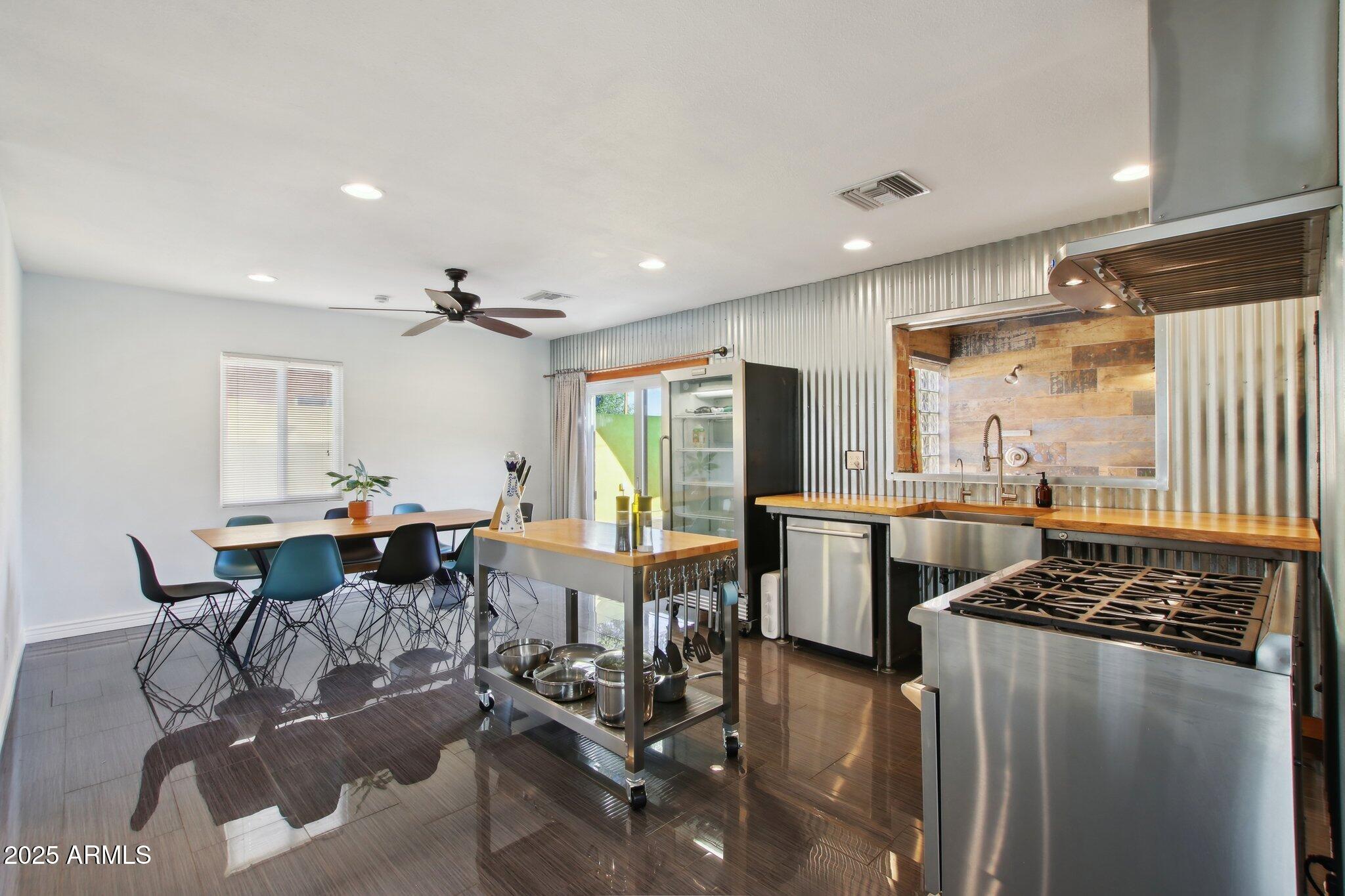 2511 E PINCHOT Avenue