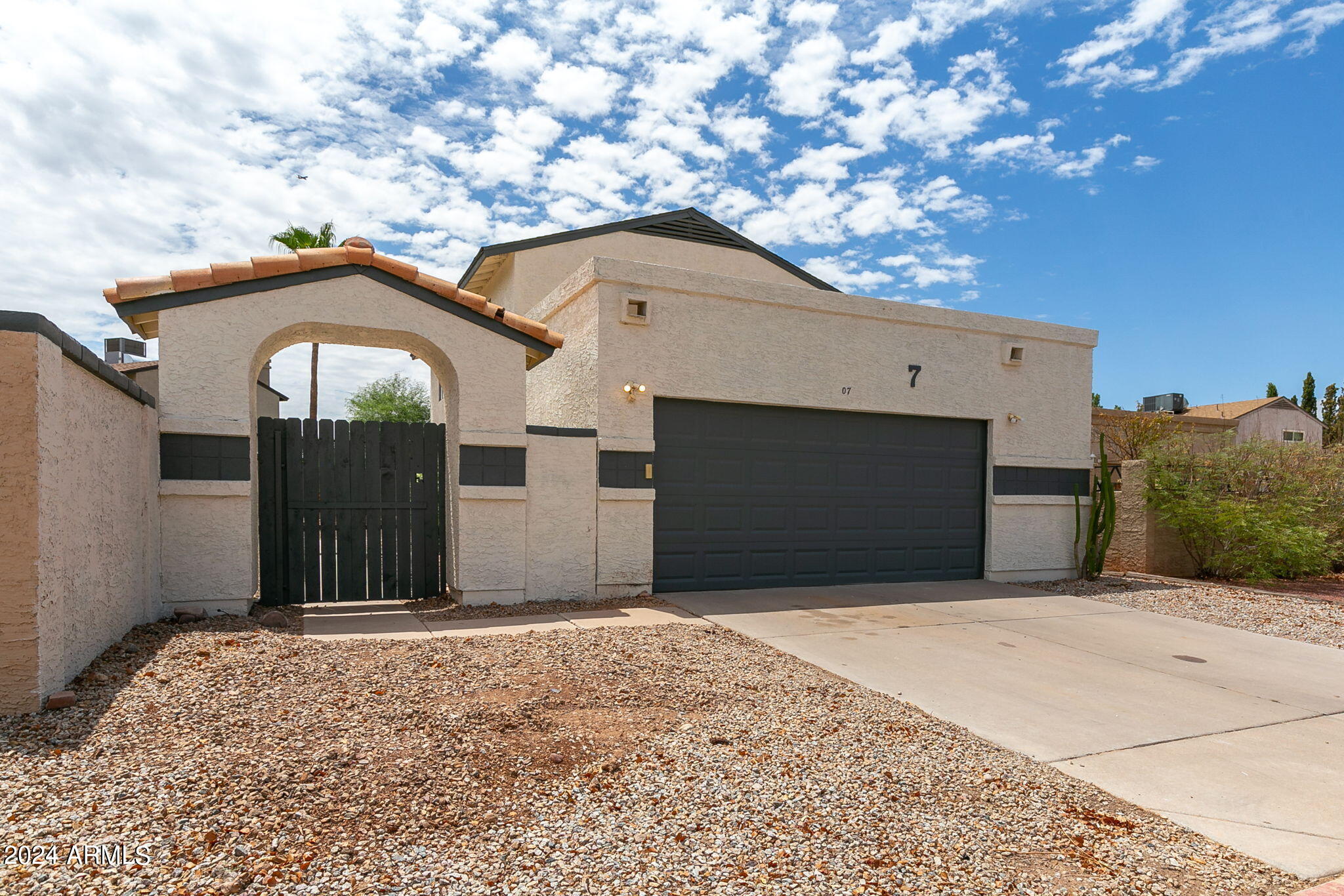 619 E Jensen Street, 7