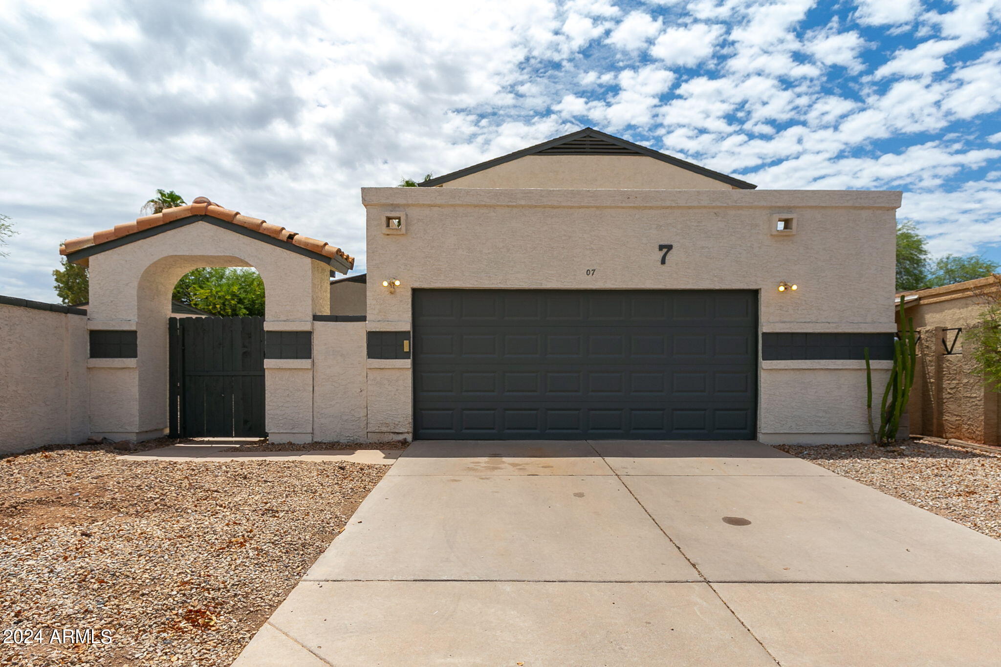 619 E Jensen Street, 7