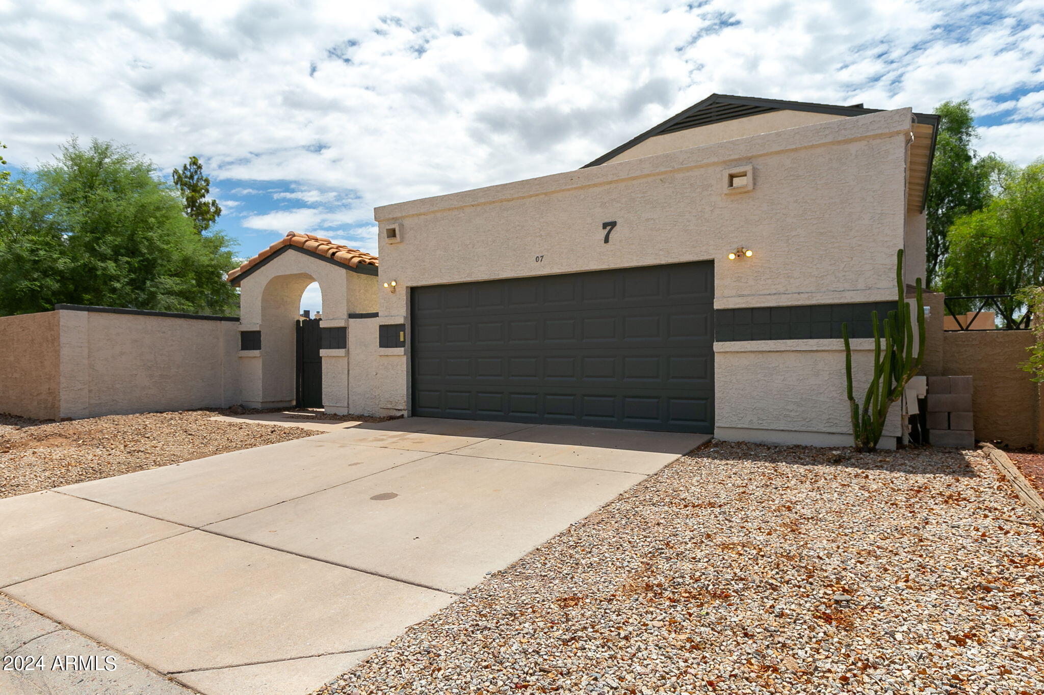619 E Jensen Street, 7