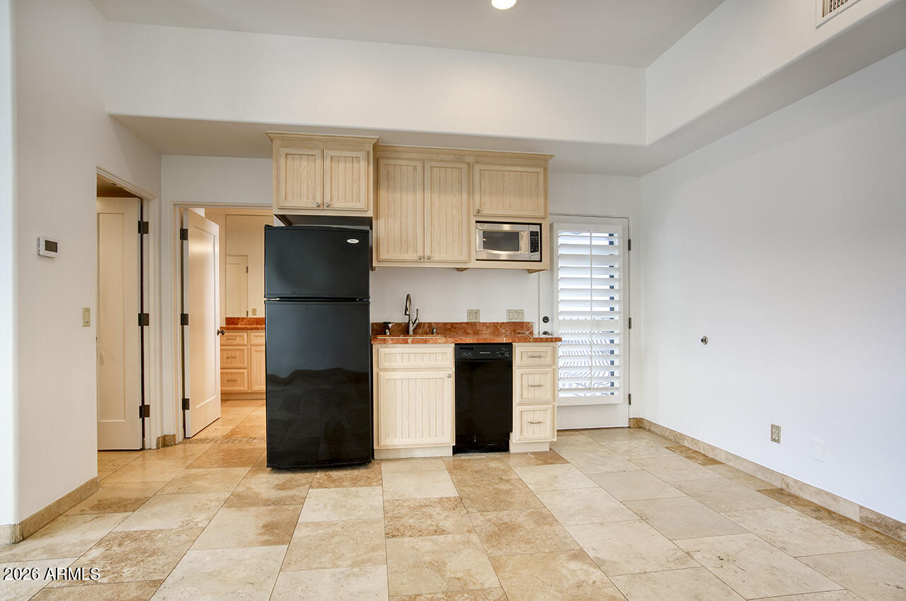 77 E MISSOURI Avenue 49