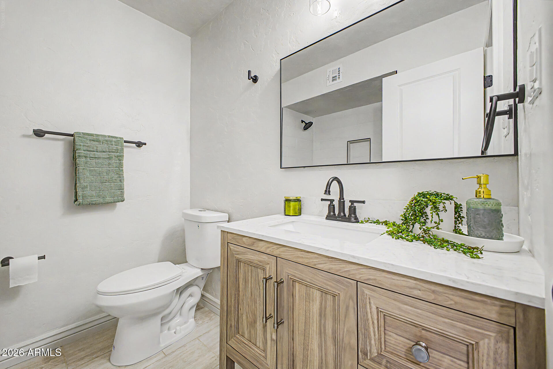 2141 W LAUREL Lane