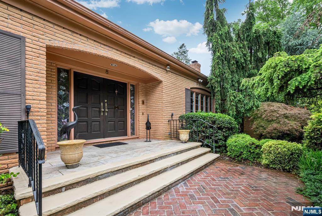 8 Clearwater Drive
