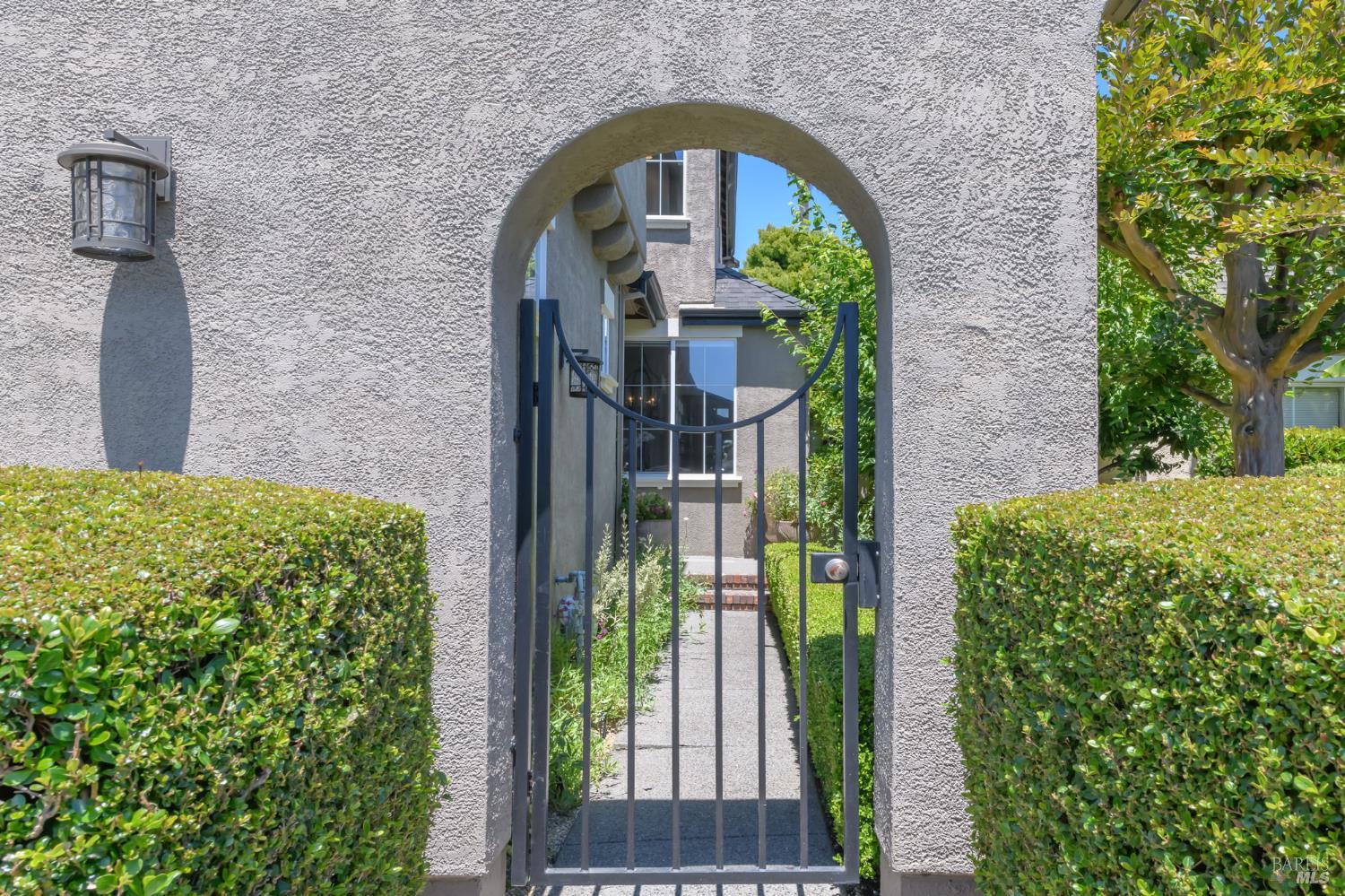 1996 Falcon Ridge Dr